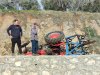 Tarlasını sürerken traktör devrildi