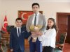 Koltuğunu öğrencilere devretti