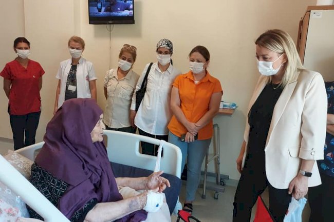 AK Partili kadınlardan hastane ziyareti 