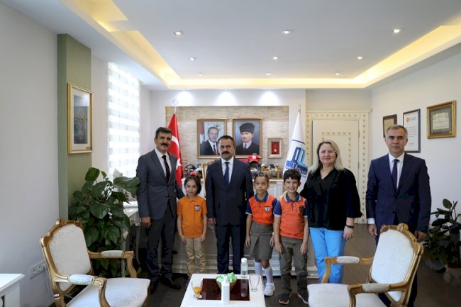 Öğrencilere başarılar diledi 