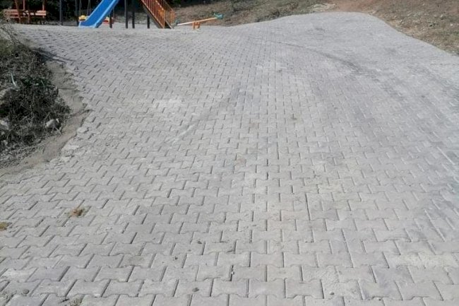 Bir köye daha parke taş döşendi 