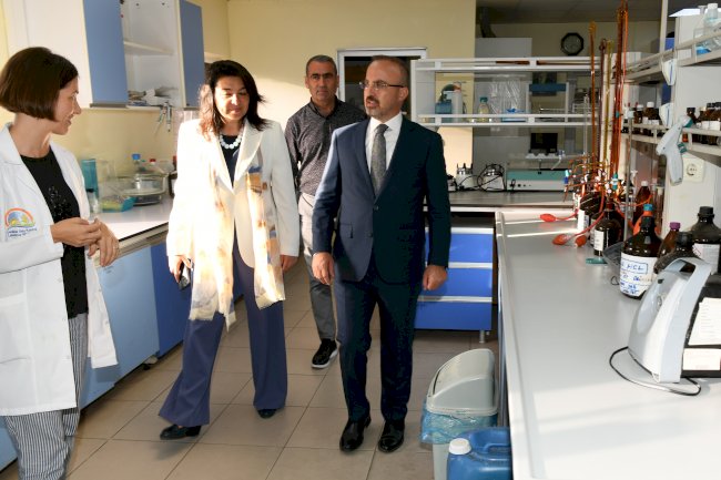 Laboratuvarları gezdi, çalışmaları inceled