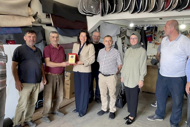 İskenderoğlu’ndan esnafa plaket 