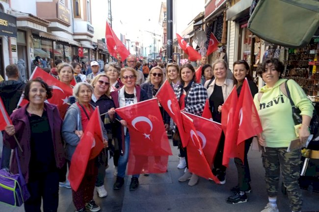 Türk bayrağı dağıttılar 