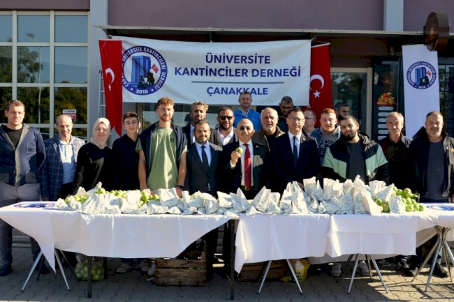 ÇOMÜ’de öğrencilere elma ikramı