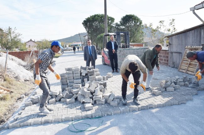 Çan’da köy yollarına parke taş döşeniyor (10.11.2022)