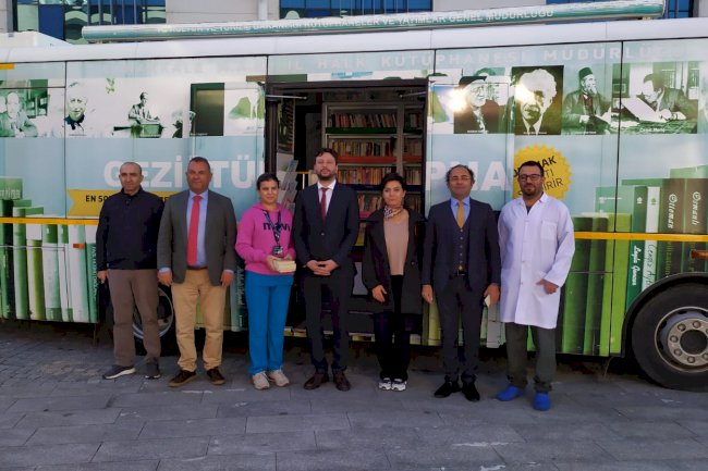 Gezici kütüphaneyi inceledi 