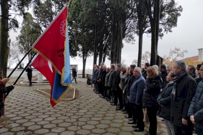 Kabri başında anıldı