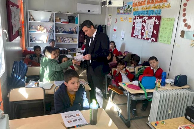 Paşaköy İlkokulu’nda derslere katıldı