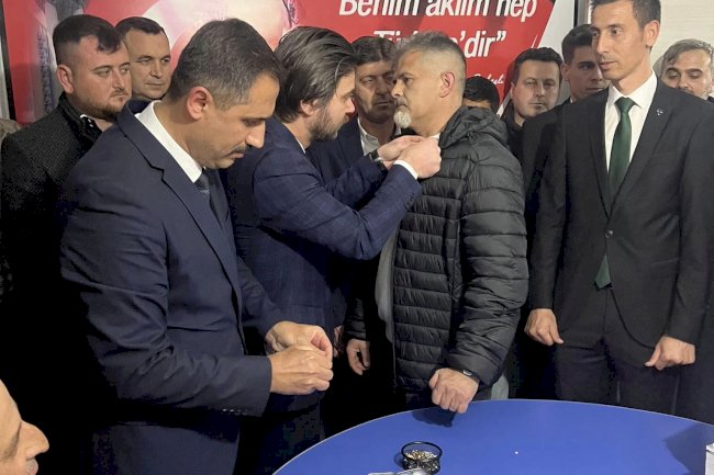 MHP’de 50 Üyeye Parti Rozeti Takıldı
