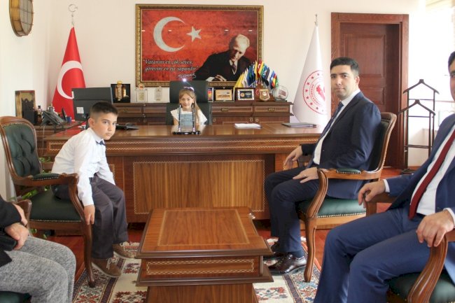 Kaymakam Taş, Koltuğunu Öğrencilere Devretti