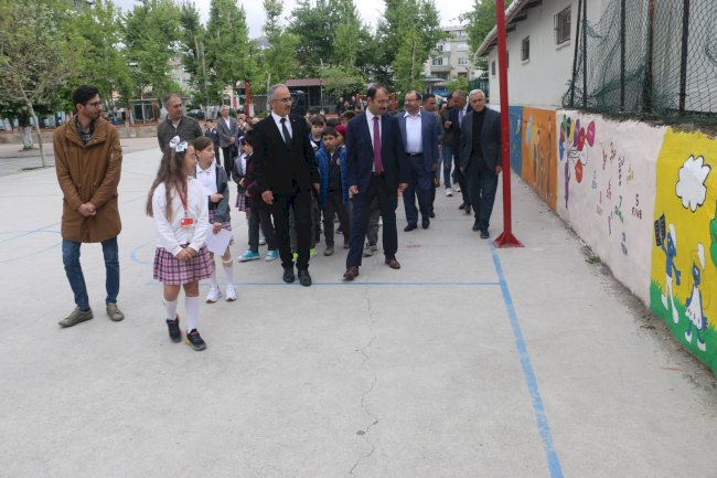 Biga’da Öğrenciler Okul Bahçe Duvarlarını Rengarenk Yaptı