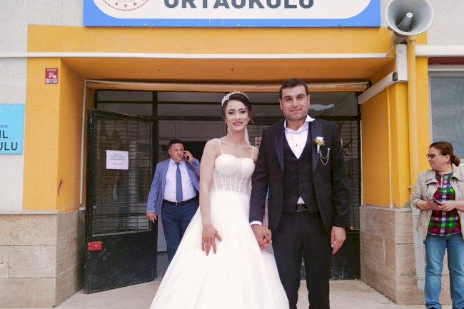 Sandığa  Giden Gelin ve Damat Alkışları Topladı
