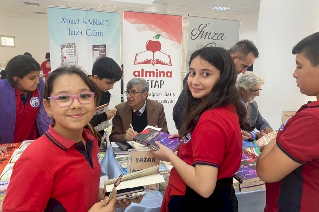 Yazarlar, öğrencilere kitaplarını imzaladı