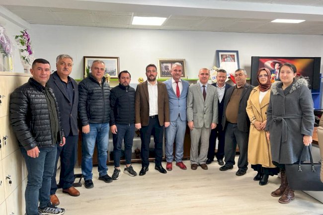 AK Partili Başkandan öğretmenlere çiçek