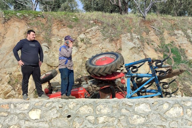Tarlasını sürerken traktör devrildi