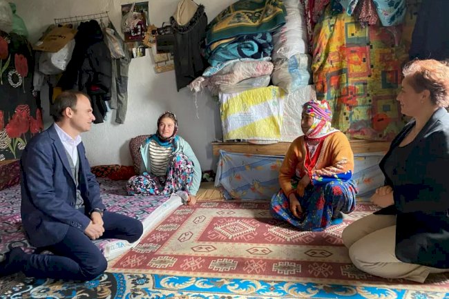 Köylerde vatandaşın taleplerini dinliyor