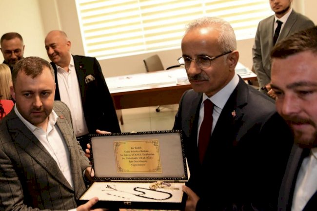 Bakan Uraloğlu Ezine’ye selam gönderdi