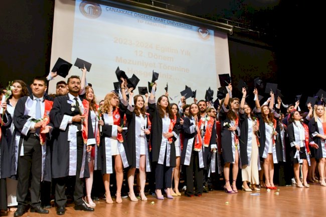 Öğrencilerin mezuniyet coşkusu