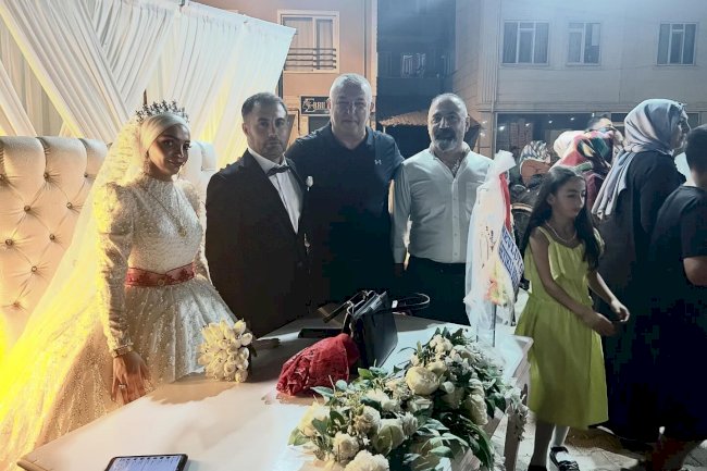 ABaşkan Mevlüt Oruçoğlu, Genç Çiftleri Mutlu Günlerinde Yalnız Bırakmıyor