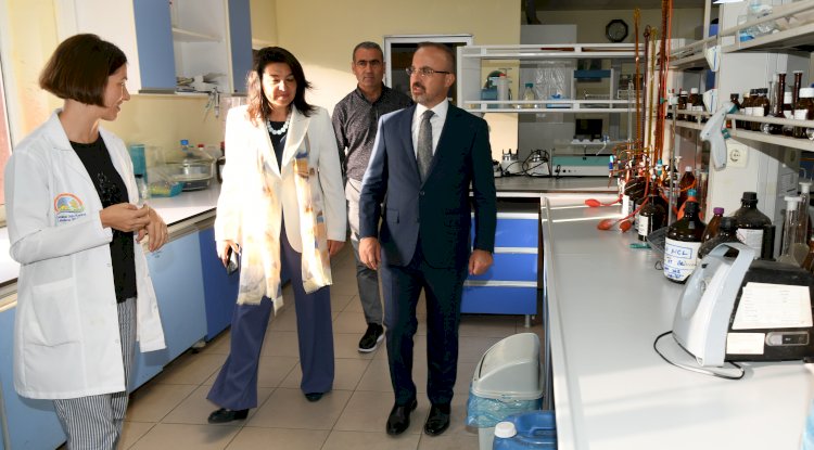Laboratuvarları gezdi, çalışmaları inceled