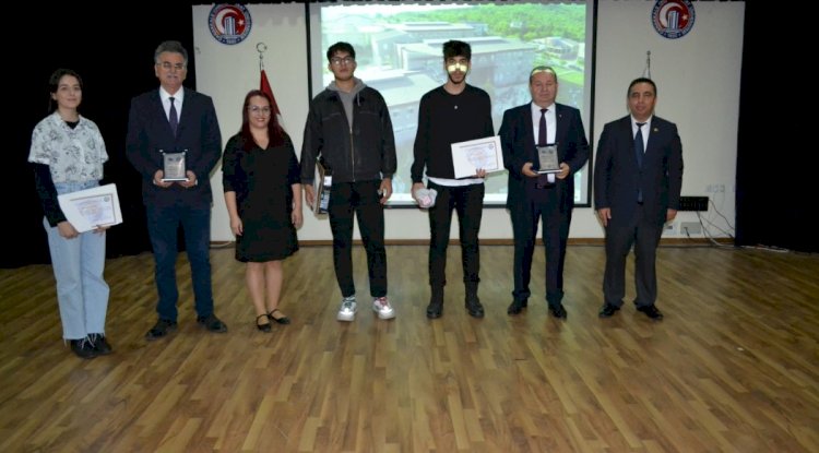 Öğrencilere ödülleri verildi 