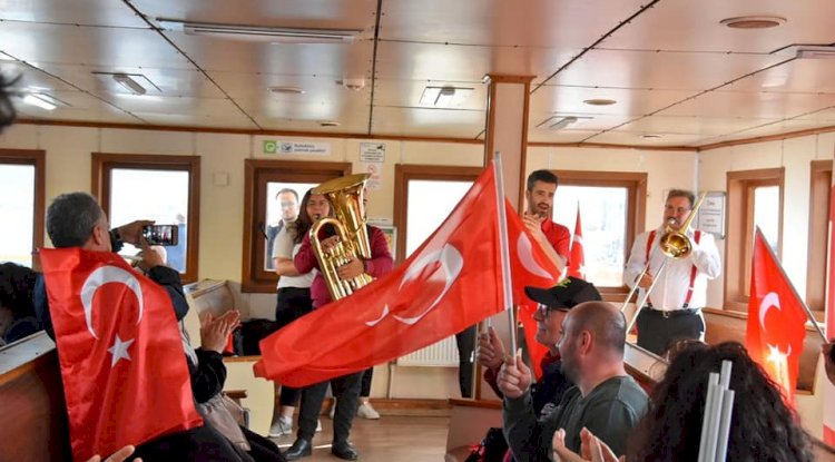 Feribotta Cumhuriyet şarkıları 