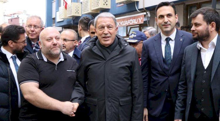 Bakan Akar’a yoğun ilgi