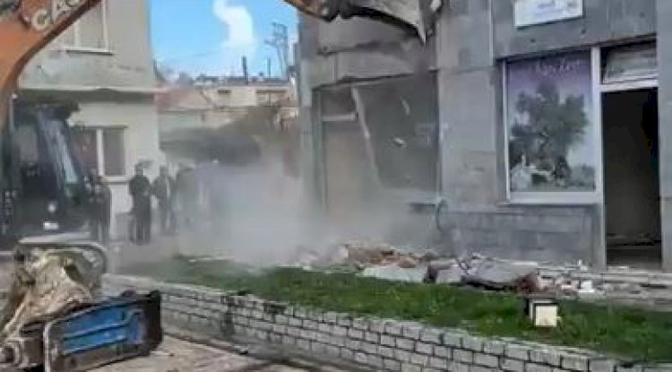 Geyikli’de eski belediye binası yıkılıyor 