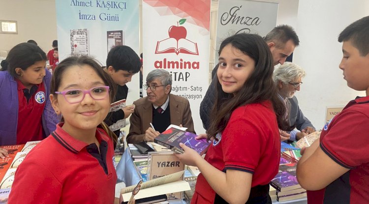 Yazarlar, öğrencilere kitaplarını imzaladı