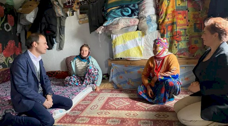 Köylerde vatandaşın taleplerini dinliyor
