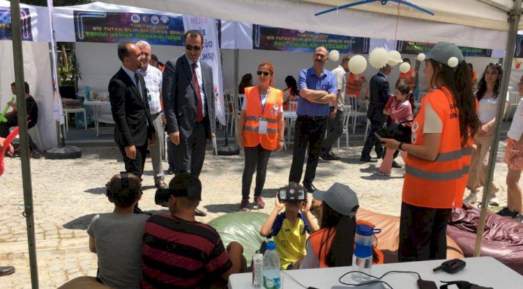 "BİR TUTAM BİLİM BİR DÜNYA ŞENLİK"