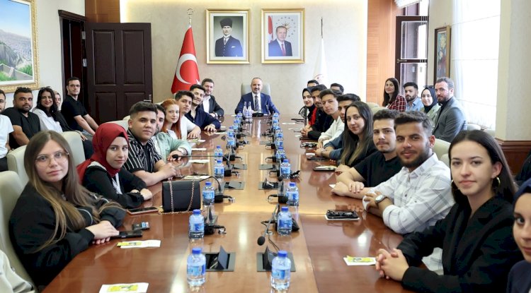 BAKAN YARDIMCISI TURAN, ÇOMÜ’LÜ ÖĞRENCİLERLE BULUŞTU