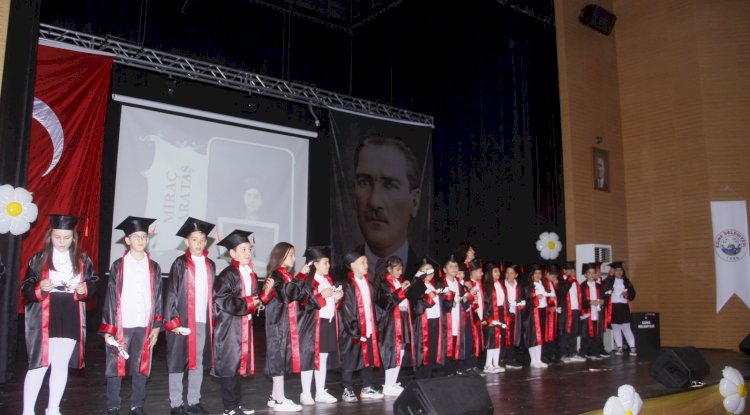 Öğrencilerin mezuniyet coşkusu