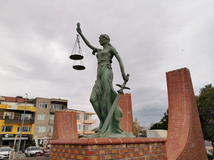 Adalet heykeli onarıldı