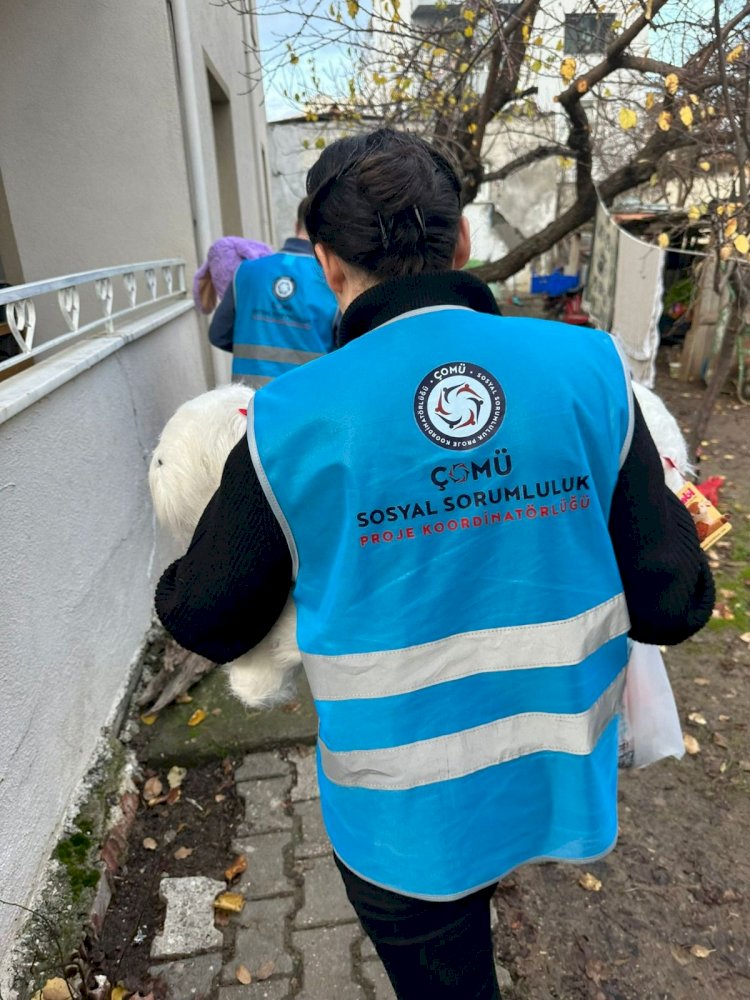 Evlere konuk oldular, miniklerin yüzünü güldürdüler
