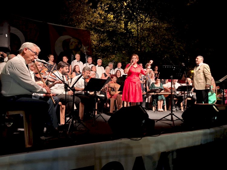 Ada halkını konserde doyasıya eğlendi