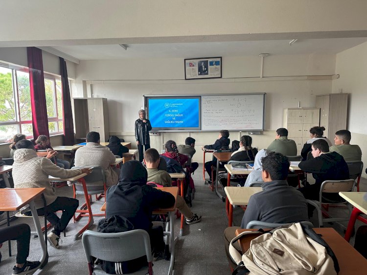 Ezine’de Cevatpaşa Ortaokulu’nda çocuk akademisi kapsamında eğitim düzenlendi